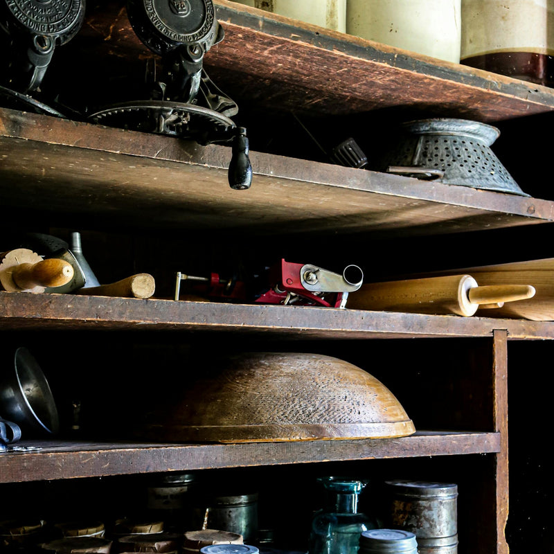 Paniers sous étagère - organisation placard cuisine
